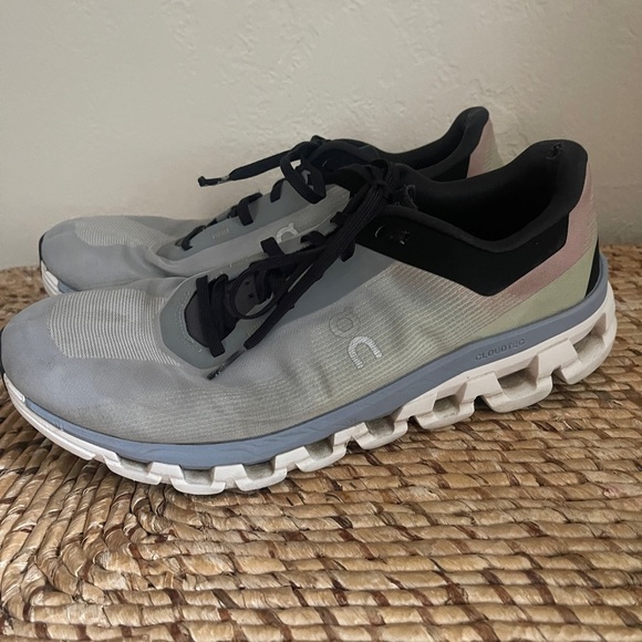 On Running Other - On cloud cloudflow athletic shoes men’s size 9 woman’s size 10